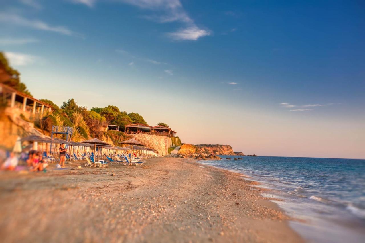 Christinas Apartments Agios Matthaios  Exterior photo