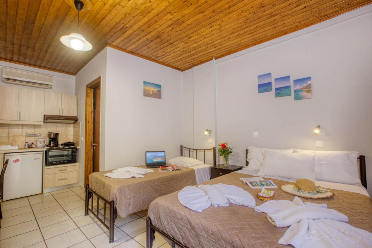 Christinas Apartments Agios Matthaios  Exterior photo